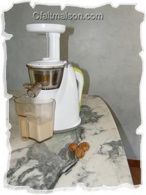 lait cru de noix à l'extracteur de jus vertical
