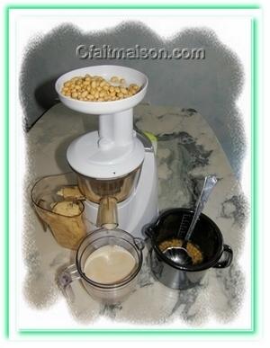 Fabrication de lait avec des graines de soja cuites.