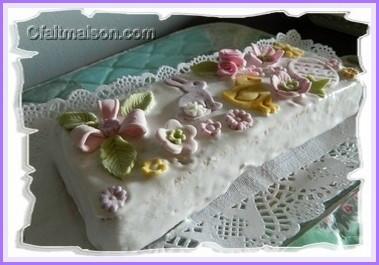 Décor en pâte à sucre pour gâteau de Pâques : noeud réalisé avec un moule et fleurs et feuilles et sujets avec emporte-pièce à piston