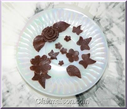 Fleurs, papillons et dcors en pte  modeler en chocolat pour dcors de gteaux.