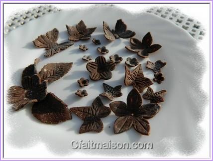 Fleurs, papillons et dcors en pte  modeler en chocolat pour dcors de gteaux.