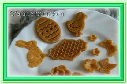 Dcors de Pques en pte fruite biscuite pour dcors de gteaux.