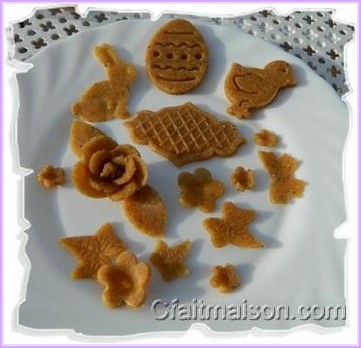 Fleurs, papillons et dcors en pte fruite biscuite pour dcors de gteaux.