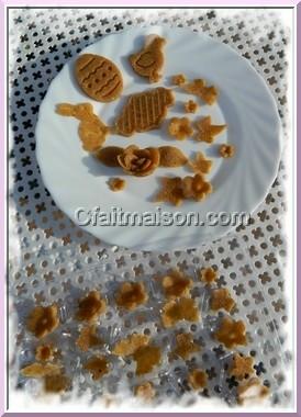 Fleurs, papillons et dcors en pte fruite biscuite pour dcorer les gteaux.