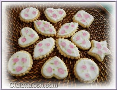 Biscuits avec glaage royal et dessins raliss sur ce glaage.