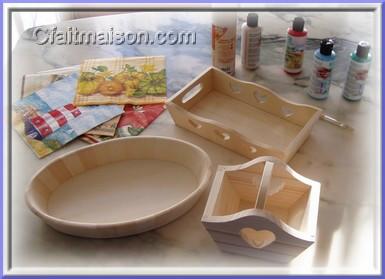 Panier, plateaux en bois et serviettes