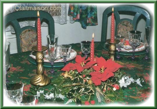 Table décorée en vert avec poinsettias