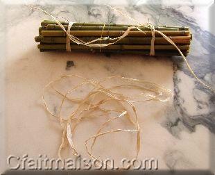 Lier un fagot de bambous avec du raphia