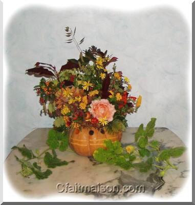 Bouquet ralis dans un potiron vid, garni d'une mousse florale.