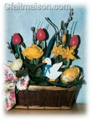 Composition de Pâques avec des tulipes en bois et des fleurs en tissu