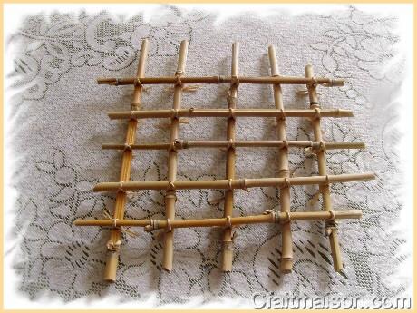 Croisillon en bambous liés avec du raphia