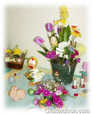 Composition de Pâques avec des fleurs en tissu dans un seau
