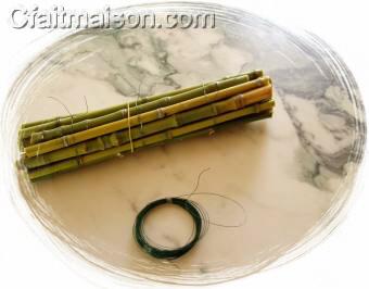 Lier un fagot de bambous avec du fil de fer