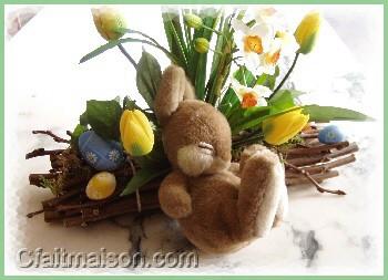 Composition de Pâques sur fagot de bois avec lapin en peluche