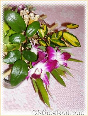 Orchidées dans un bouquet exotique sur quadrillage de bambou