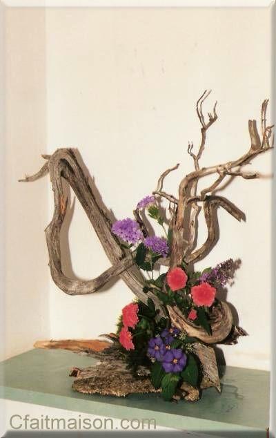Sculpture végétale avec mini-roses, solanum et verveines 