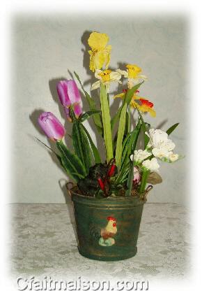 Composition de Pâques avec des fleurs en tissu dans un seau.