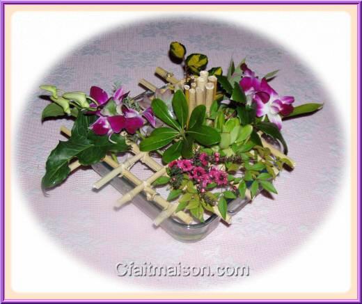 Bouquet exotique sur quadrillage de bambou