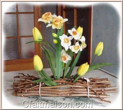 Tulipes et narcisses plants dans la mousse florale