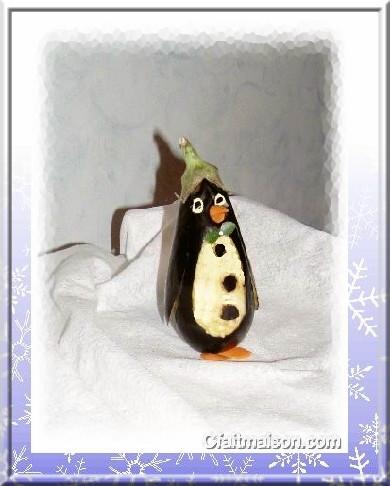 Un pingouin sculpt dans une aubergine