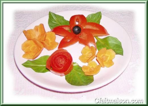 Fleurs en peau de tomates et en carottes sculptes