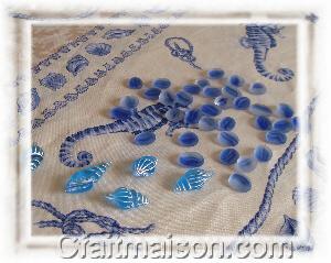 Billes en verre et coquillages bleus.