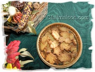 Biscuits sabls raliss avec des emporte-pice en forme de feuilles.