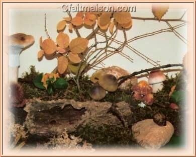 Reconstitution d'un sous-bois avec champignons.