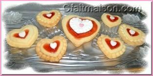 Biscuits sabls  la confiture de fraises ou fruits rouges en forme de coeur.