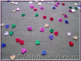 confetti en forme de coeurs brillants.