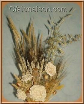 Bouquet de gramines en mlange, avec des fleurs en matire naturelle.