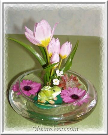Vase rond et base avec grenouille décorative.