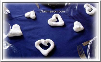 Meringues en forme de coeurs servant de dcor de tables pour mariage.