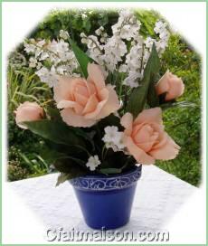 Bouquet de muguet artificiel et roses.