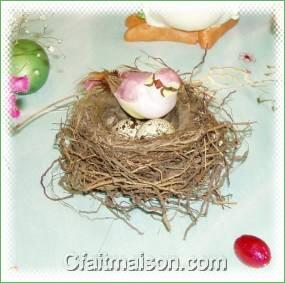 Véritable nid avec œuf de caille et oiseau décoratif.