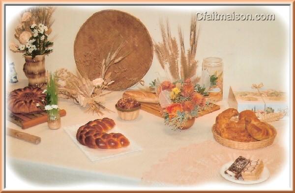 une variété de pains et des pâtisseries sont arrangé sur une table