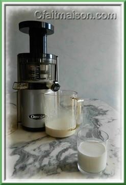 Verre de lait cru de noix de cajou fabriqué avec l'extracteur Hurom Omega VSJ.