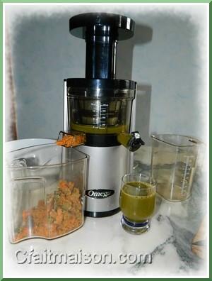 EVerre de jus de lgumes avec l'Hurom Omega VSJ.