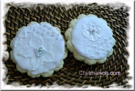 Biscuits avec glaage royal et dessins raliss sur ce glaage.