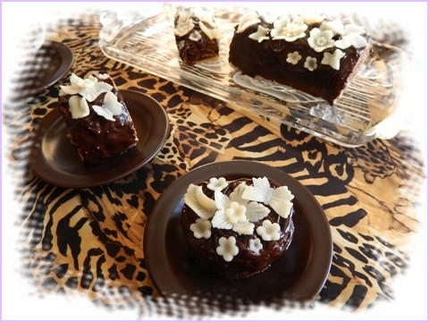 Gteaux napp de chocolat noir avec fleurs, papillons et dcors en pte  chocolat blanc.