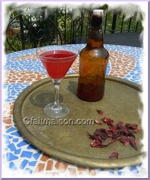 Boisson (kfir de fruits) colore par des fleurs d'hibiscus rouges (bissap).