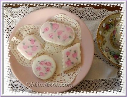 Biscuits avec glaage royal et dessins raliss sur ce glaage.