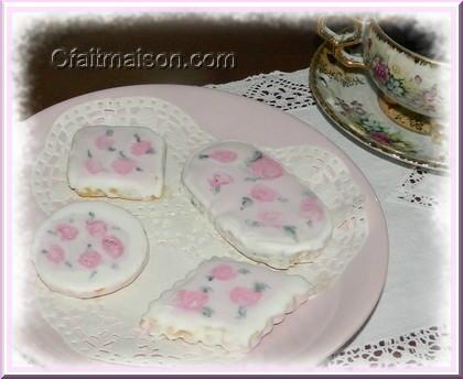 Biscuits avec glaage royal et dessins raliss sur ce glaage.