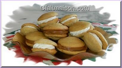 Les whoopie pies ou whoopies  la ganache monte chocolat noir et chocolat blanc.