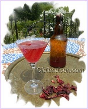 Boisson (kfir de fruits) colore par des fleurs d'hibiscus rouges (bissap).