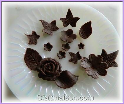 Fleurs, papillons et dcors en pte  modeler en chocolat pour dcors de gteaux.