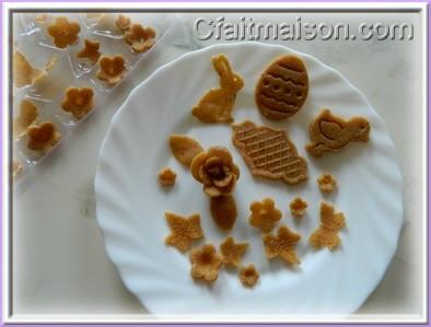 Fleurs, papillons et dcors en pte fruite biscuite pour dcors de gteaux.