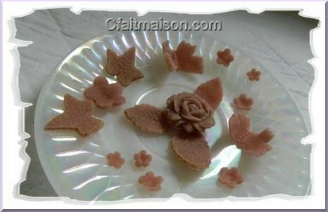 Fleurs, papillons et décors en pâte à la gelée de cerises et aux amandes, pour décors de gâteaux.