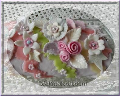 Gâteau décoré de roses en ruban de pâte à sucre.