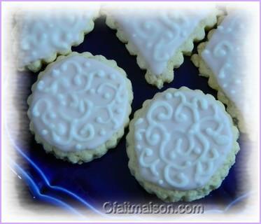 Biscuits avec glaage royal et dessins raliss sur ce glaage.